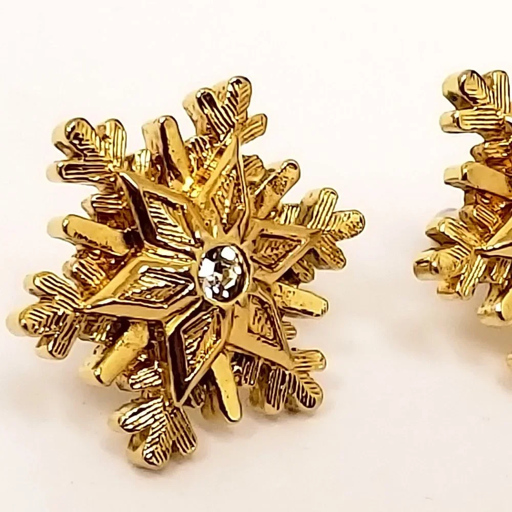 Vintage AVON 3D Gold Finish SNOWFLAKE Pierced Earrings with Rhinestone Accent